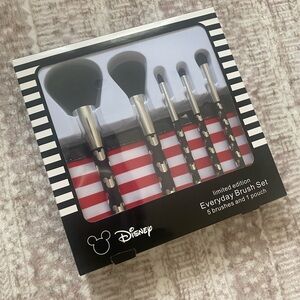Disney 5-Piece Everyday Brush Set - Black and White